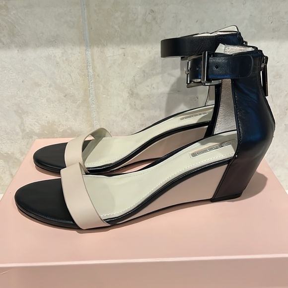 BCBG Vincent Two-Tone Wedge Sandals Nude Black Size 8.5 - Picture 4 of 13